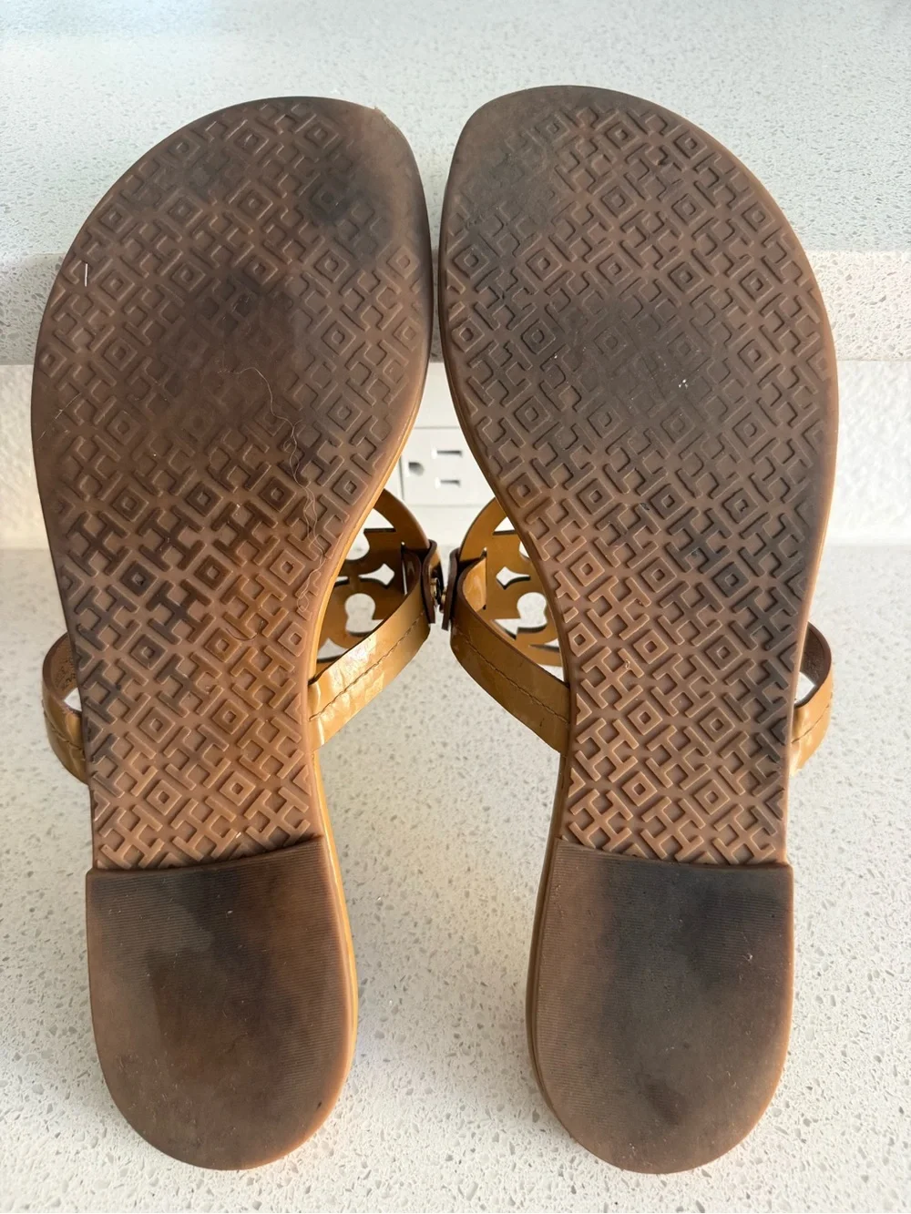 Tory Burch Miller Flip Flop Sandals Tan Patent Leather Womens Size 8.5